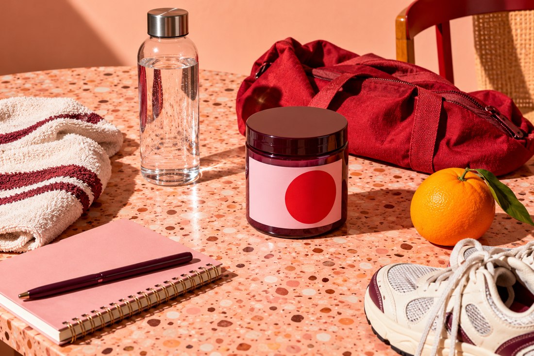 Agua, cuaderno y material para una rutina cotidiana